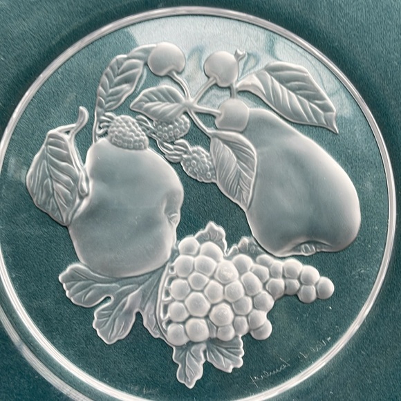 VINTAGE VAL ST LAMBERT CRYSTAL SIGNED INTAGLIO FRUIT PLATE (10”) - Picture 3 of 6